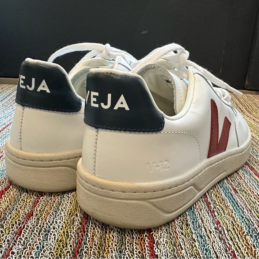 Veja NEARLY NEW V-12 white marsala náutico leather low top sneaker -8.5 (40 EU) - Picture 4 of 16